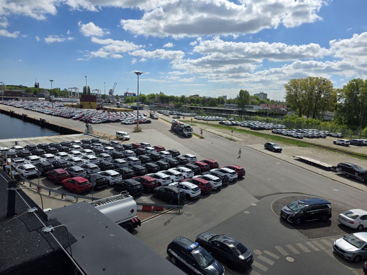 Quay and vehicle terminal